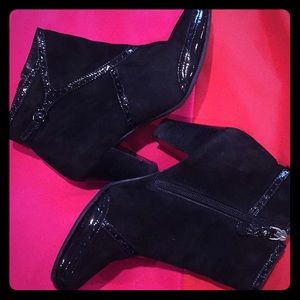 CLARKS BLACK ZIPPER HEEL BOOTS